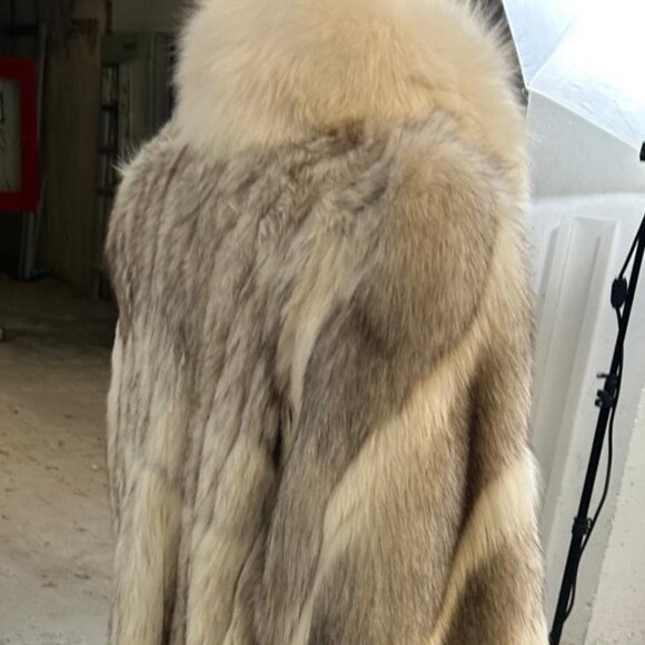 Norwegian fox with white fox tuxedo + insert sleeve, size XL, was 4995/now 1295$ - Picture 3 of 4